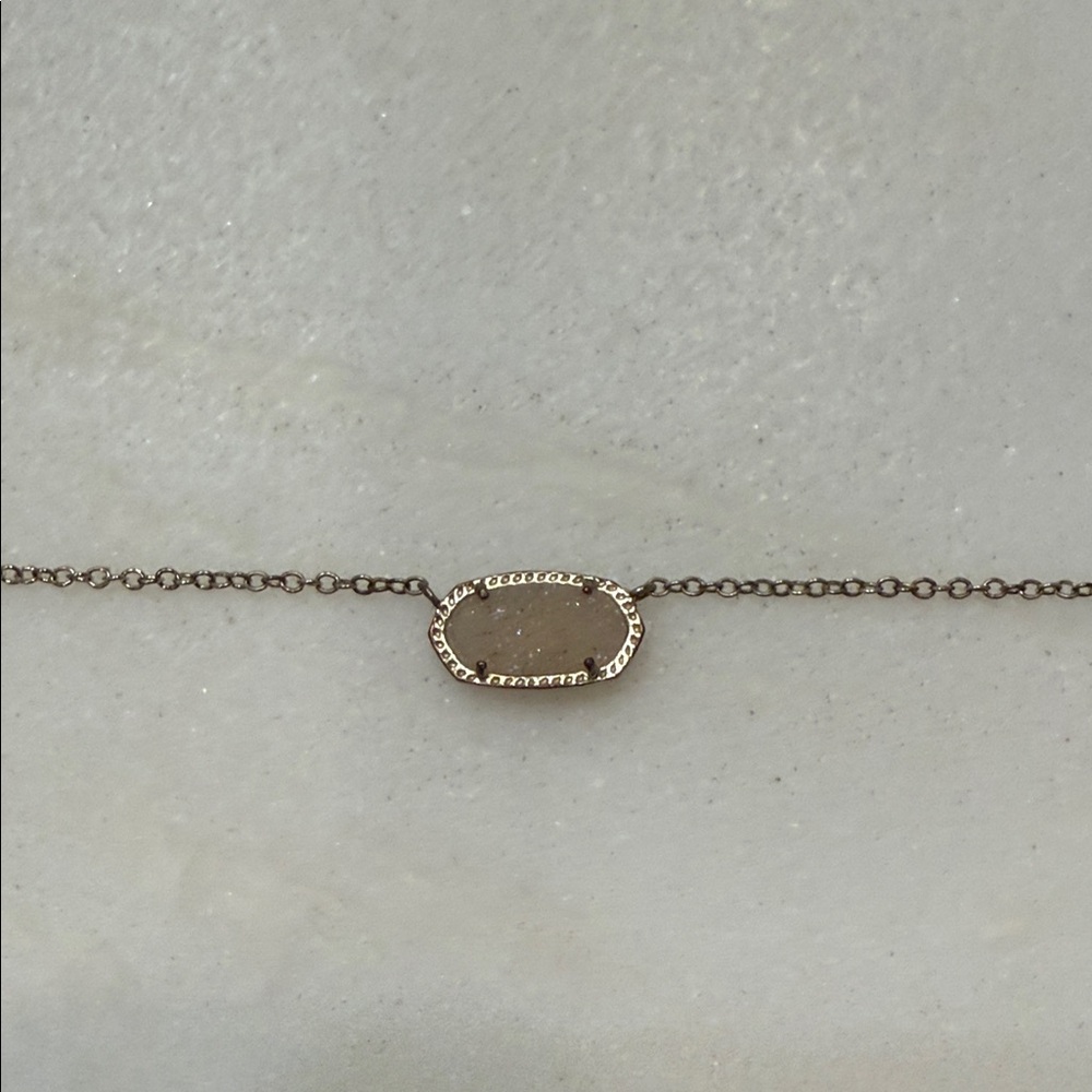 Kendra Scott. Elegant Gold Oval Pendant Necklace